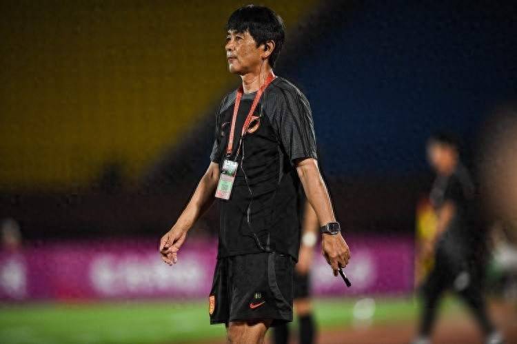 赛前还将组, 前任主帅上, 仅靠日常训