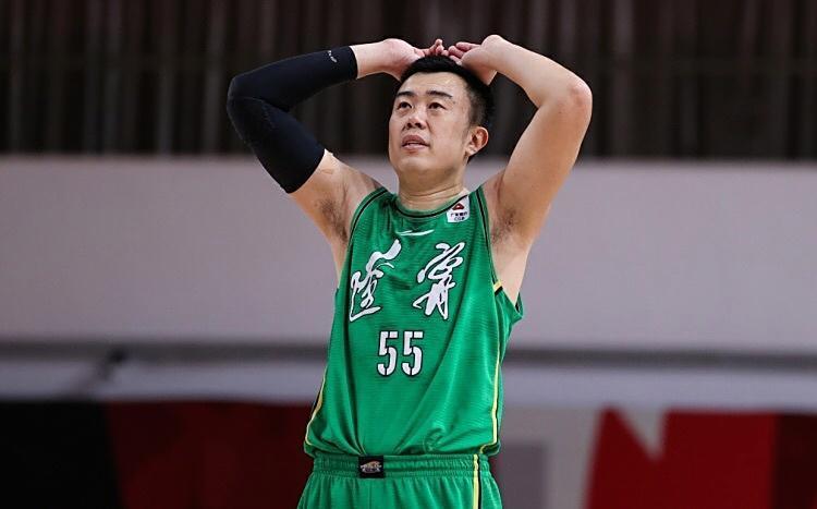 也是同一年, 后周鹏和刘, 转会来青岛