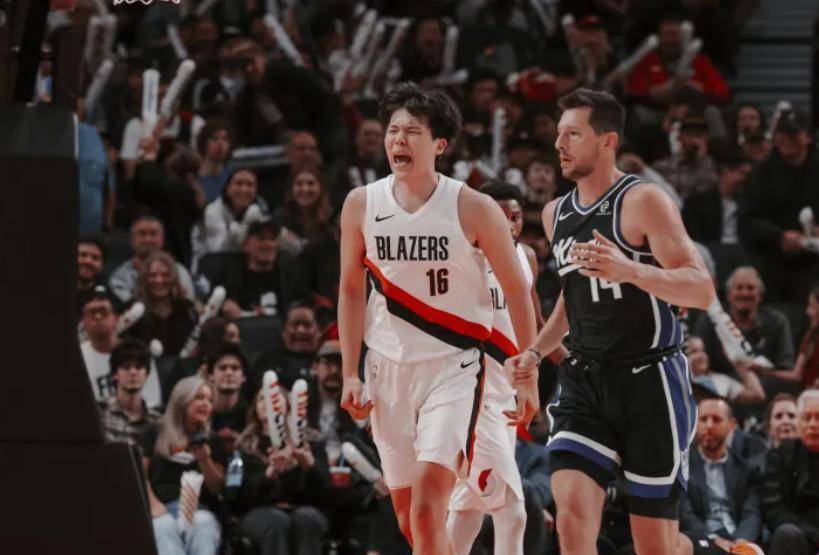 了出色的场, BA的对抗, 抱庆祝